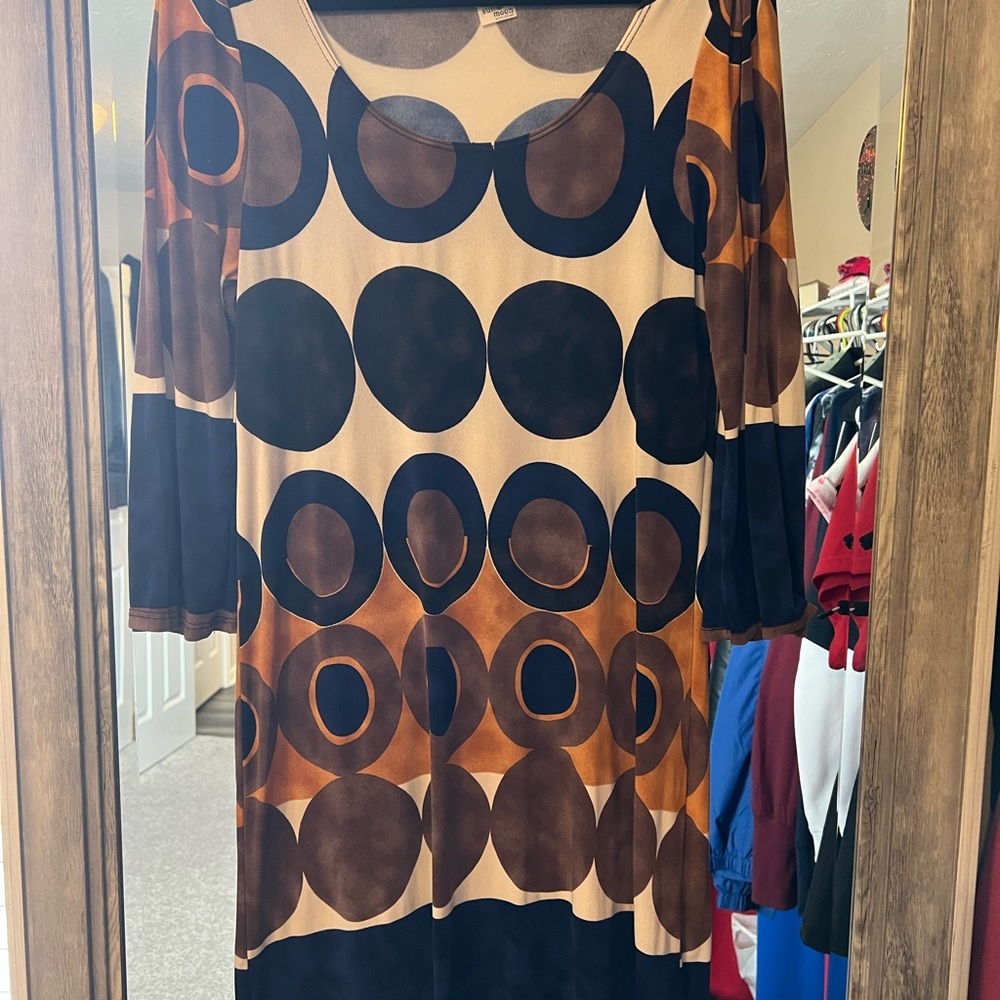 Cute multicolor mid thigh dress. Great material and a fun look!